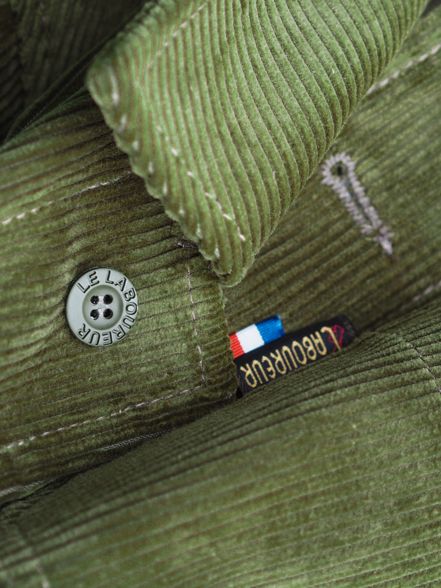 Velours côtelé et bouton gravé