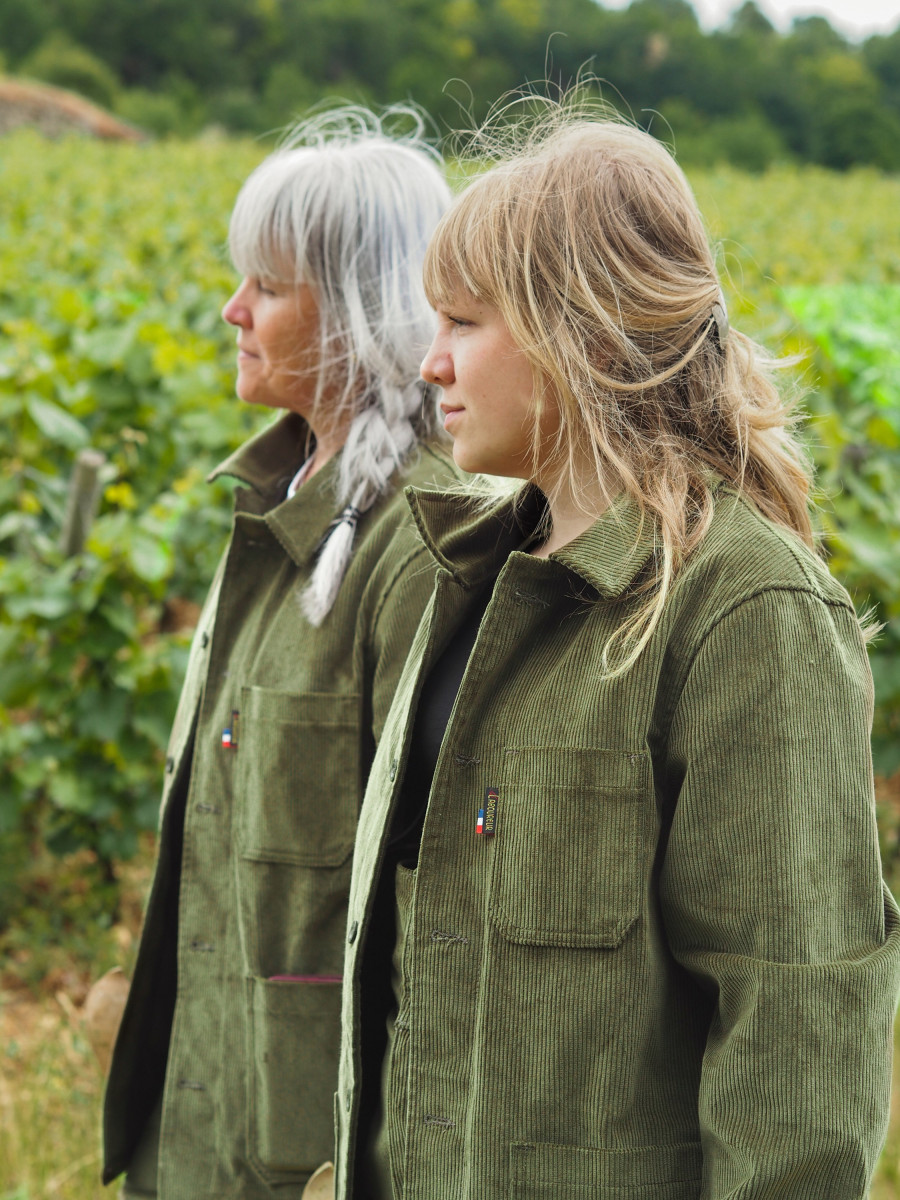 Deux femmes en veston Increvable dans les vignes