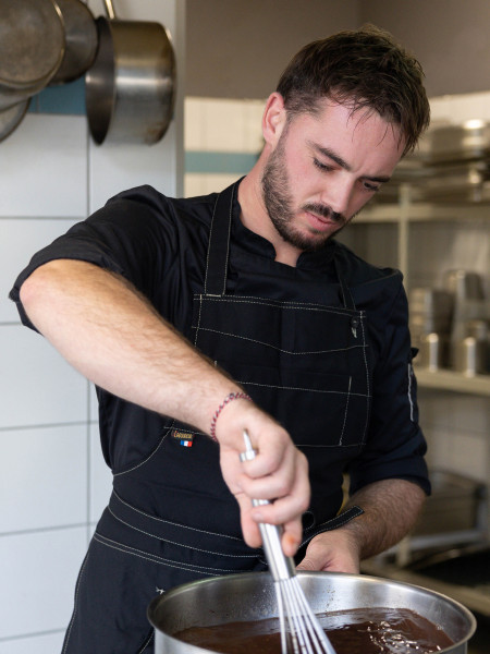 tablier astucieux boucle réglable en cuisine