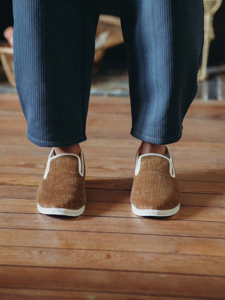 Charentaises en velours caramel