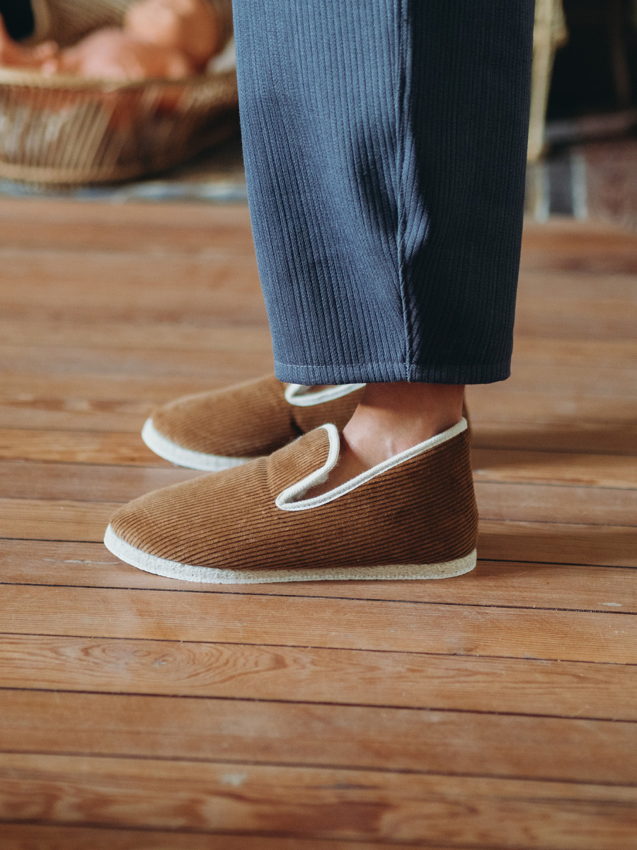 Charentaises en velours caramel