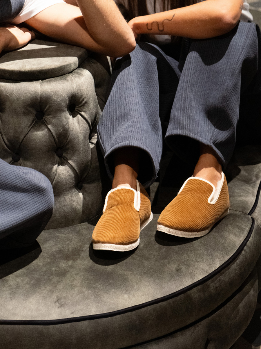 Charentaises en velours caramel