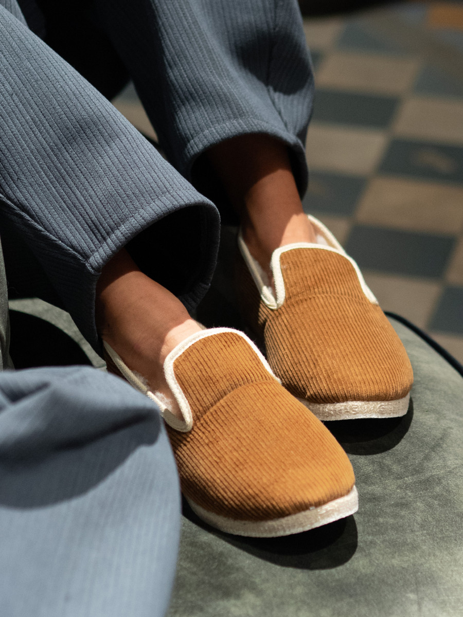 Charentaises en velours caramel