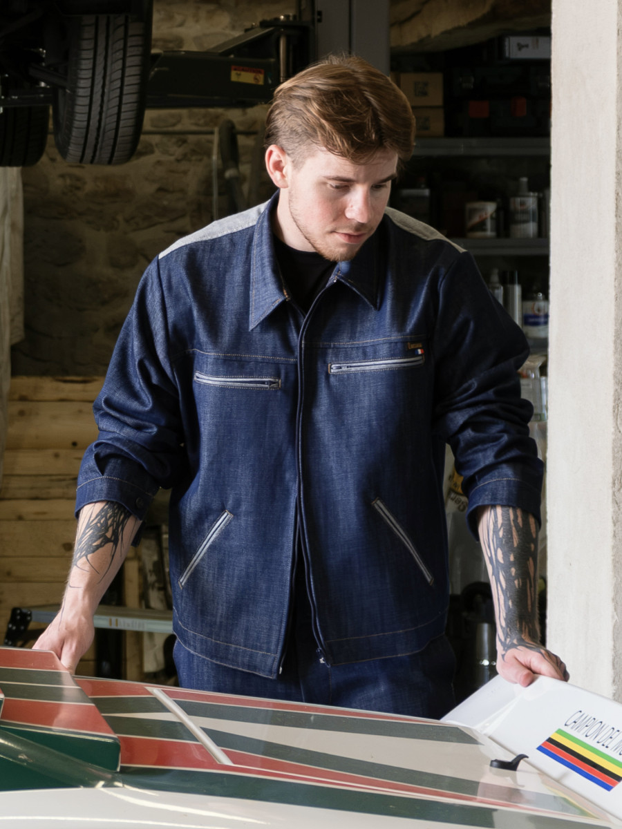 blouson costaud denim dans un garage