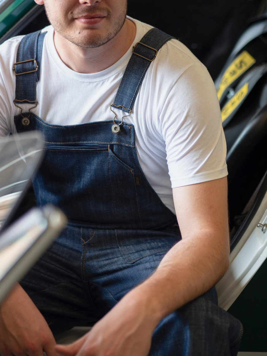 cotte déboulonnée en denim bretelles